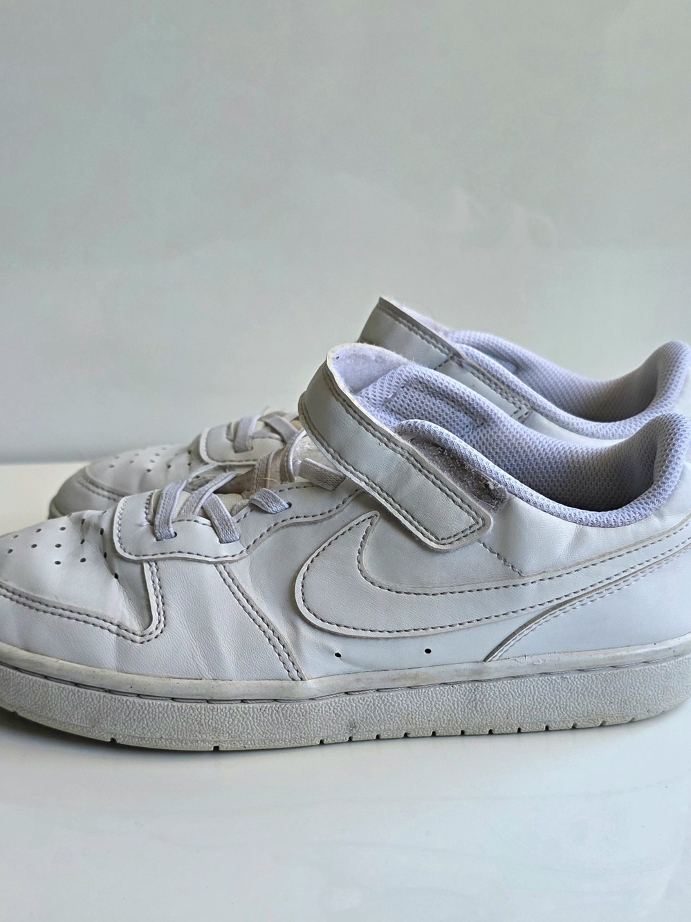 CNike Kids White Court Borough Low-Top Sneakers with Hook-and-Loop Strap